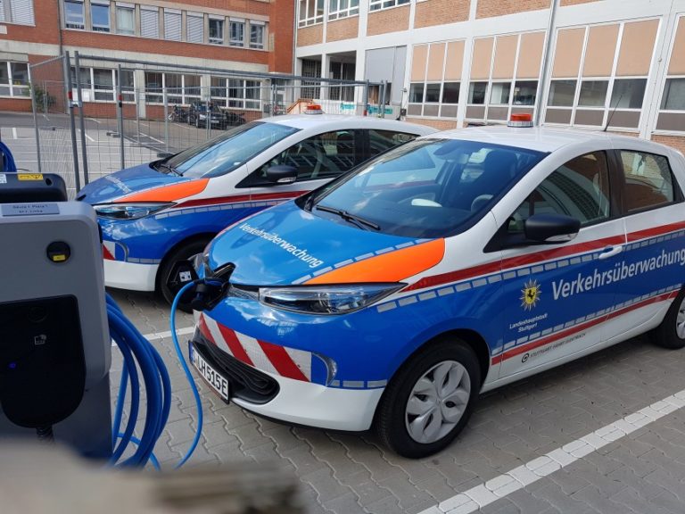 Elektroauto der Verkehrsüberwachung der Stadt Stuttgart beim Ladevorgang