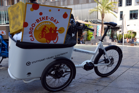 Lastenrad mit Plakat vom Cargo-Bike-Day