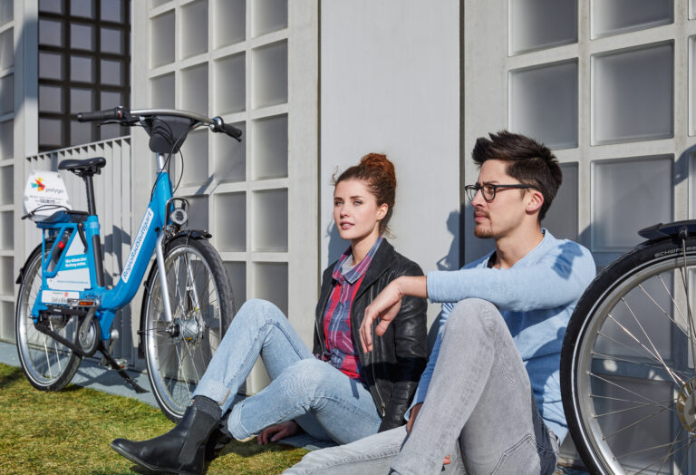 RegioRad Stuttgart Kampagnen-Motiv: Junge Frau und junger Mann neben einem RegioRad