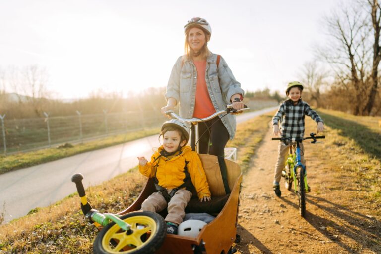 Familie mit Lastenfahrrad