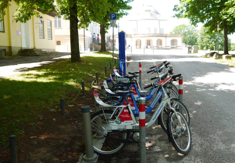 Regioräder vor dem Schloss Solitude