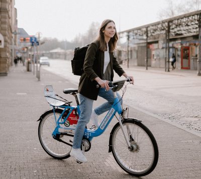 Junge Frau auf RegioRad