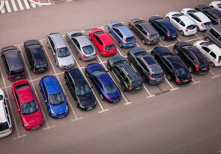Autos auf einem Parkplatz