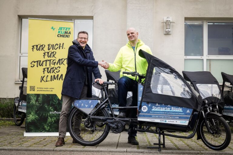 Ein Mieter erhält sein neues gemietetes Lastenrad.