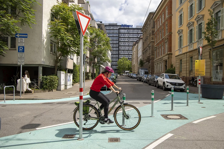 Superblock Augustenstraße - Auf die geänderte Verkehrsführung machen auch die türkisfarbenen Fahrbahnmarkierungen aufmerksam.