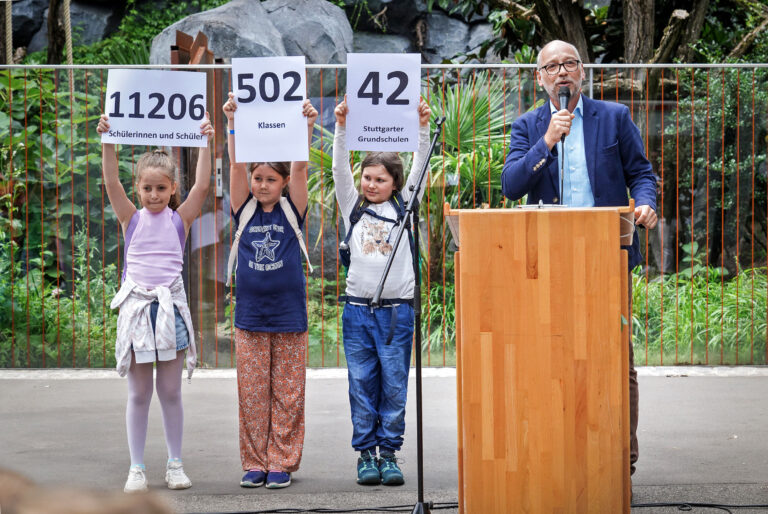 Bei „Sicher zu Fuß zur Schule“ haben 2024 in Stuttgart 11.206 Kinder aus 502 Klassen in 42 Grundschulen teilgenommen.