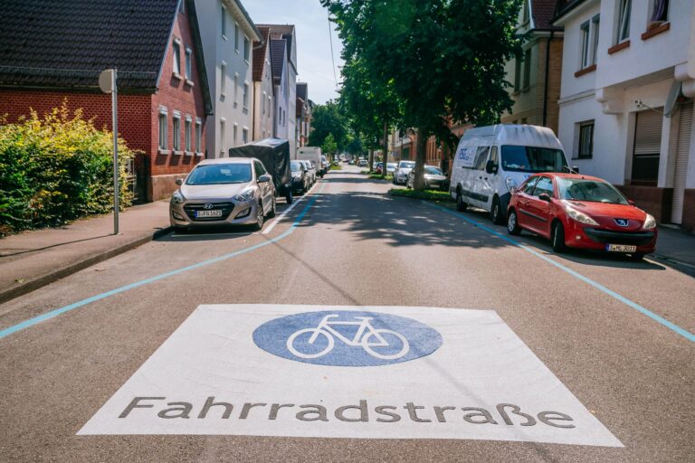 In Feuerbach wurde jetzt in der Burgenlandstraße die erste Fahrradstraße eingerichtet. Foto: Thomas Niedermüller, Rechte Stadt Stuttgart