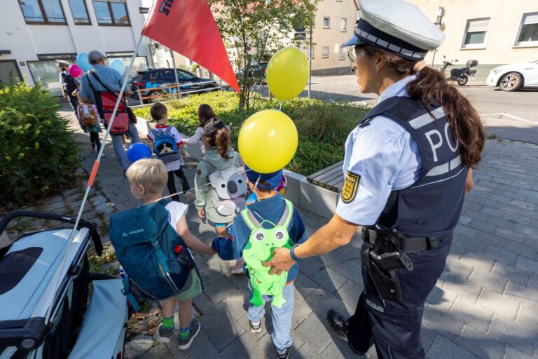 Die Stadt Stuttgart und die Polizei veranstalteten einen Aktionstag an der Filderschule. Die Polizeikräfte übten mit den ABC-Schützen den Schulweg. Foto: Leif Piechowski, Rechte LHS.