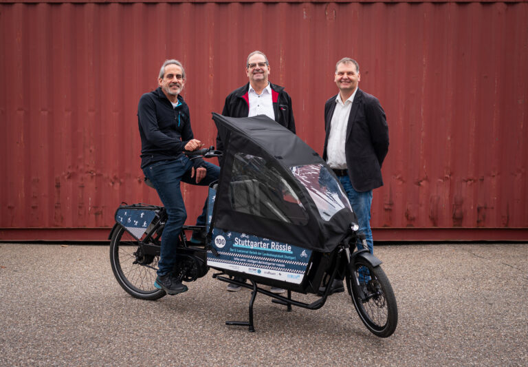Ralf Maier-Geißer (Mitte), Abteilungsleiter Nachhaltig mobil in Stuttgart von der Landeshauptstadt sowie Stefan Klinkert (rechts), Geschäftsleiter der Neuen Arbeit gGmbH, haben am 24.Oktober 2024 das 100. Stuttgarter Rössle an den neuen Mieter übergeben. Foto: Felix Kolb, Rechte: Stadt Stuttgart.