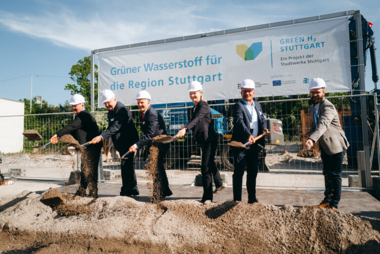 Beim Spatenstich für das Wasserstoffprojekt der Stadtwerke Stuttgart: (v.l.) Martin Rau (Kaufmännischer Geschäftsführer der Stadtwerke Stuttgart), Rainer Wieland (Vorsitzender des Verbands Region Stuttgart), Dr. Frank Nopper (Oberbürgermeister der Landeshauptstadt Stuttgart), Thekla Walker (Ministerin für Umwelt, Klima und Energiewirtschaft Baden-Württemberg), Peter Drausnigg (Technischer Geschäftsführer der Stadtwerke Stuttgart) und Dr. Daniel Lust (Projektleiter der Stadtwerke Stuttgart).