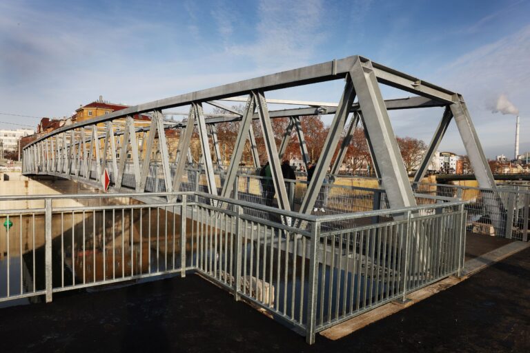 Eröffnete Behelfsbrücke in Bad Cannstatt - Foto: Thomas Hörner / LHS