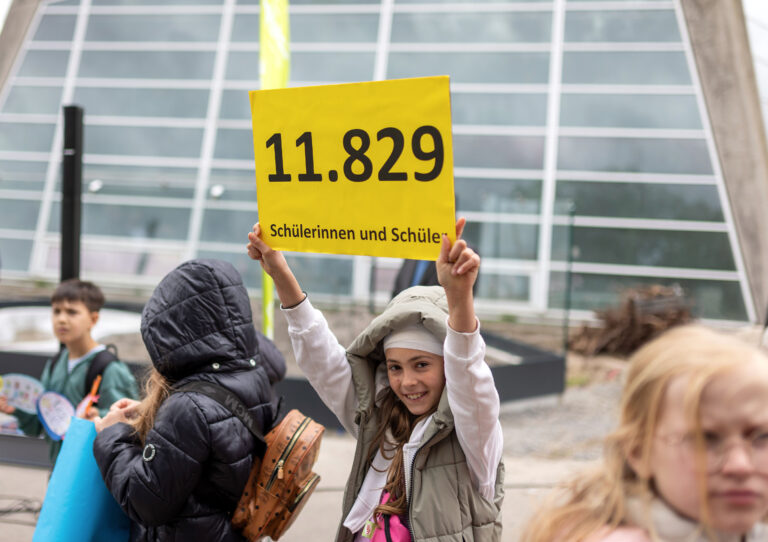 An den Aktionswochen von „Sicher zu Fuß zur Schule“ nahmen 2026 exakt 11.829 Schülerinnen und Schüler von Stuttgarter Grundschulen teil. Das ist neuer Rekord für die seit 2016 laufende Initiative. Einige der Kinder gestalteten die Abschlussveranstaltung in der Wilhelma mit.