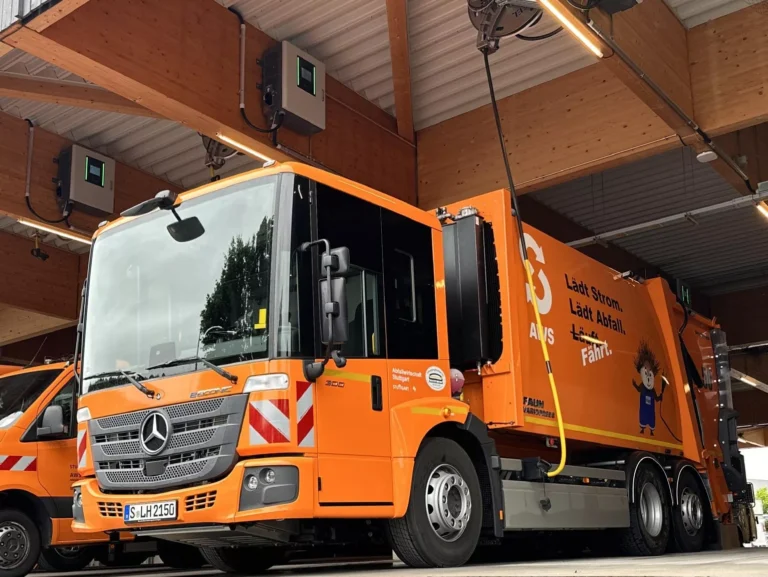 Die Fahrzeuge werden direkt an ihren Stellplätzen sicher und platzsparend geladen. Copyright: Philipp Votteler-Roth / Stadt Stuttgart